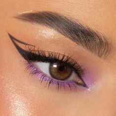 Glamorous Eyeshadow Looks, Eyeliner Styles With Color, Colored Eyeliner Makeup Looks, Make Up On Brown Eyes, Model Aesthetic Makeup, Colorful Eye Makeup Aesthetic, Eyeliner Styles Color, Pop Of Color Eyeshadow Looks, Makeup Pictures Ideas