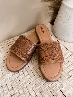 Flowered sandals Hand Tooled Open Toe Sandals For Spring, Summer Hand Tooled Sandals, Hand Tooled Closed Toe Sandals For Spring, Bohemian Hand-tooled Sandals For Spring, Bohemian Hand Tooled Sandals For Spring, Hand Tooled Sandals For Beach And Spring, Summer Leather Sandals With Hand-tooled Details, Summer Hand Tooled Huarache Sandals, Brown Hand Tooled Open Toe Sandals