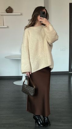 Modest Dress With Boots, Fall Outfits Women Hijab, Long Skirt With Sweater Outfit Winter, Autumn Midi Skirt Outfit, Maxi Skirt Business Casual, Cozy Elegant Outfit, Brown Skirt Outfit Winter, Elegant Modest Outfits, Autumn Skirt Outfit