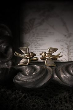 Two Swallows Cufflinks original made and designed by Defy The jewelry is designed to have beautiful details. Unique and quality handmade jewelry. - The cufflink dimensions is ; approx. 1.9 x 2.3 cm. - Material : brass / silver - Weight : 11 g. **Free Shipping to World Wide** - Please allow us to prepare the item and parcel between 3-5 working days (*Between 5-7 working days For Sterling Silver 925*) - All items will be sent by Thai Registered Airmail. The delivery usually takes about 2-4 weeks f Jacket Accessories, Swallows, Cuff Links, Statement Jewelry, Silver 925, Cufflinks, Thailand, Handmade Jewelry, 925 Sterling Silver