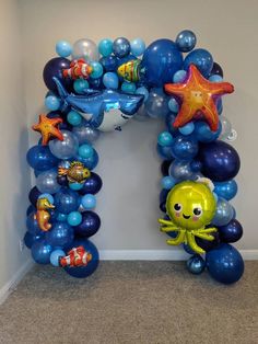 an arch made out of balloons and starfishs