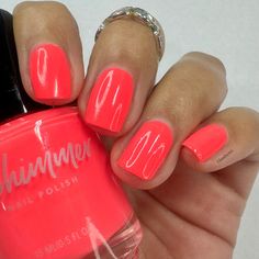 Bright Coral Gel Nails, Bright Short Gel Nails, In Between Summer And Fall Nails, Beach Gel Nails Summer, Bright Coral Summer Nails, End Of Summer Nail Colors, Summer Red Nails 2024, Pinkish Orange Nails, Coral Red Nails Summer