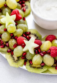 grapes, kiwis and strawberries are arranged in the shape of a wreath