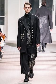 Yohji Yamamoto Fall 2019 Menswear Collection Review #yohjiyamamoto #fall2019 #menswear #paris #pfw Yohji Yamamoto Menswear, Yohji Yamamoto Men, Masculine Fashion, Menswear Runway, Seoul Fashion Week, Yoga Fashion, Menswear Collection, Fashion Show Collection, Yohji Yamamoto