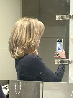 blondebalayage #bob #bobhair #longbob #beigeblonde #creamyblonde #vanillablonde Layered Bob Hairstyles 90s, Cute Blonde Short Hair, 90s Bob With Layers, Short Blonde Hair With Bangs And Layers, Blonde Bob 90s, Layers Bob Medium, 90s Layered Bob Short, 90s Layered Long Bob, Long Bob 90s