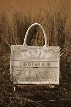 High End Handbags, Dior Gold, Dior Star, Dior And I, Luxury Christmas Gifts, Luxury Gifts For Her, Gold Book, Dior Book Tote, Maria Grazia Chiuri