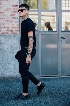 Take a look at the best men’s street style spotted by Jonathan Daniel Pryce at the Spring/Summer 2018 Menswear Week in Milan. Mens Fashion 2018, Black Outfit Men, All Black Fashion, Milan Street Style, Hipster Man, Men Style Tips, All Black Outfit, Mens Fashion Summer