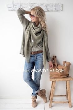 Stylish Outfits For Women Over 50, Over 60 Fashion, Essentials List, Elegant Outfits, Mode Casual, 60 Fashion, Sewing Leather, Pine Green, Fashion Over 50