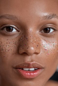 Glitter Wallpaper Iphone, Makeup Looks To Try, Festival Makeup Glitter, Glitter Makeup Looks, Glitter Photography, Make Up Inspiration, Glitter Face, Glitter Eye Makeup, Make Up Looks