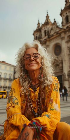 Gray-Haired Idols: Art of Keeping Colors - Toonizer Linda Rodin, Boho Wardrobe, 100 Faces, Eclectic Outfits, Silver Haired Beauties, 60 Hair, Tie Dye Tops, Packing Hacks, Colorful Bohemian