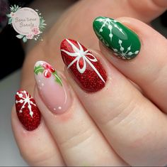 Christmas Wreath Nail Art, Red Green And Gold Christmas Nails, Sweater Nails Winter, Christmas Nails Snowflakes, Christmas Nails Art Designs, Glitter Christmas Nails, Nails Snowflakes, Snowflakes Nails