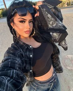 Chola Style Outfits, Chicana Makeup, Chola Aesthetic, Chola Outfit, Chola Makeup, Chica Chola, Gangsta Girl Style, Chola Girl, Chola Style