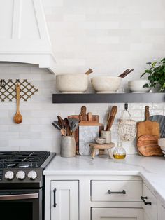 the kitchen counter is clean and ready for us to use in some places like this