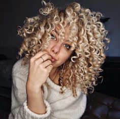 Dimensional Platinum Blonde, Dimensional Platinum, Curly Silver Hair, Crazy Curly Hair, Curly Highlights, Curly Blonde Hair, Blonde Natural, Hair Styels