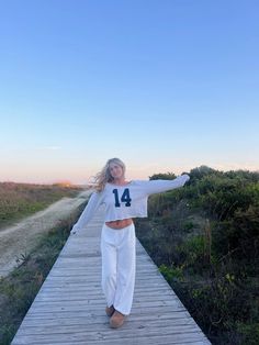 Summer Sunset Outfit, Cute Sunset Outfits, Fall Beach Clothes Outfit Ideas, Costal Granddaughter Outfit Ideas, Coastal Fall Style, Beach Bottom Outfit, Costal School Outfit, Coastal Brunch Outfit, Beach Night Outfit Casual