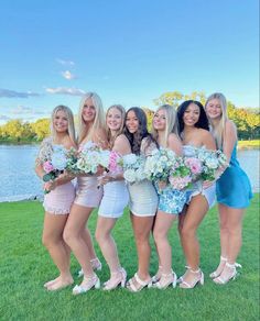 Hoco Posing Ideas, Hoco Poses One Person, Hoco Girls Group, Hoco Poses With Friends Group, Homecoming Photo Ideas Group, Hoco Pics With Friends, Hoco Poses Single, Hoco Inspo Pics, Hoco Pic Ideas