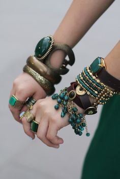 gorgeous green jewelry Bracelets And Rings, Stil Boho, Kim Kardashian Style, The Bangles, Fashion Friday, Arm Party, Kardashian Style, Hippie Art