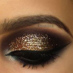 Gold Glitter with Deep Purple Holiday Makeup Looks, Prom 2023, Make Up Inspiration, Make Up Looks, Holiday Makeup, Bohol, Natural Beauty Tips, Glitter Eyeshadow, Eye Make