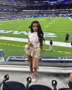 Future Concert Outfit Ideas, Short Cargo Skirt, Pleated Mini Skirt Outfit, Skater Skirt Outfit, Football Game Outfit, Pleated Skirts, Free Game