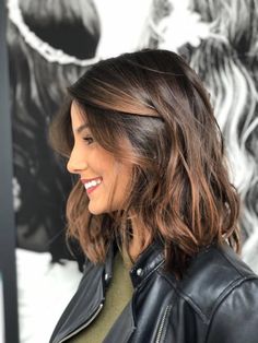 Cute Brunette Hairstyles Shoulder Length, Color One Length Hair, Dark Brown Partial Balayage, Short Brown Hair Wavy, Partial Highlights For Brunettes Caramel, Medium Brown Haircut, Short Hair Brown Balayage, Lob Hairstyle Ideas, Shoulder Length Brunette Hair