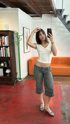 Capris Outfit Aesthetic, 2000s Capris Outfit, Capris Aesthetic, White Capris Outfit, Capri Jeans Outfit, White Capri Outfits, Capris Outfit, Capri Pants Outfits, Capri Outfits