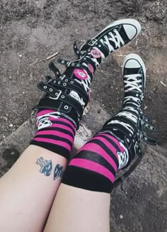 Scene Converse, Knee High Converse Outfit, Scene Shoes, Real Emo, Emo Shoes, Alternative Chic, Alt Shoes, Knee High Converse, High Converse