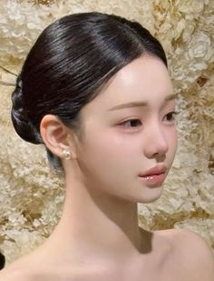 Light natural wedding makeup Light Makeup For Black Dress, Summer Light Cool Makeup, Clean Korean Makeup, Douyin Wedding Makeup, Light Korean Makeup, Douyin Makeup White Person, Wedding Makeup Korean, Makeup Light Skin, Natural Korean Makeup