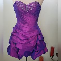 Jewel Tone Hoco Dress, Tangled Homecoming Dress, Hoco Dress Purple, Purple And Gold Quince, 2000s Homecoming Dress, Neon Purple Dress, Dark Purple Hoco Dress, Purple Strapless Prom Dress, Purple Outfit Aesthetic