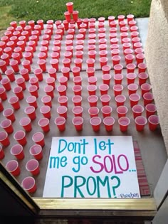 red cups are lined up in front of a sign that says don't let me go solo prom