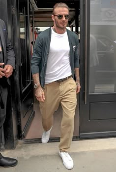 David Beckham Casual, David Beckham Outfit, David Beckham Style Outfits, David Beckham Style, London Fashion Week Mens, Mens Business Casual Outfits, Look Adidas, Pants Outfit Men, Smart Casual Men