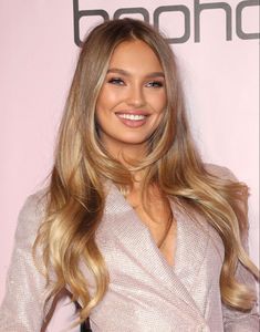 Romee Strijd Haircut, Dark Blonde Hair Honey, Blonde Hair Honey, Blonde Hair Dark Eyes, Office Telephone, Hair Refresh, Blonde Shades, Gemma Collins