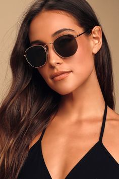 Looking to make a bold statement? These fashion glasses for women are designed to turn heads. Pair them with your favorite outfit for a look that's uniquely you!
#FashionStatement #WomenEyewear #ChicGlasses #FashionLovers Sunglasses