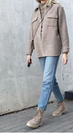 Midlife Fashion, Minimalist Clothes, Jeans Casual, Grey Jeans, Cozy Fashion, Outfit Casual, Winter Fashion Outfits, Office Fashion, Outfits Casuales