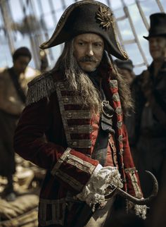 a man dressed in an old fashioned pirate costume