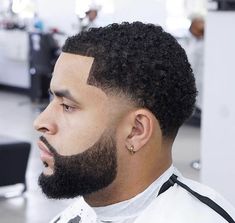 Tendências Cortes de Cabelo Masculino Curto Para 2025 Taper Haircut Men Black, Black Men Taper Fade, Afro Haircuts, Fade Haircut With Beard, Haircut And Beard, Fine Hair Men, Waves Haircut