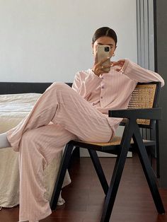 Conjunto de ropa de casa ajustado de tejido de punto Jacquard con botones decorativos y bloques de color, con bordes de concha Albaricoque Casual-Mujer    Liso  Elástico Ligero Todo Women Sleep & Lounge, size features are:Bust: ,Length: ,Sleeve Length: Pajamas Set For Women, Classy Pajamas Women, Modest Lounge Wear, Galentines Pajamas, Loungewear Photoshoot, Classy Loungewear, Home Clothes Women, Elegant Loungewear, Cute Loungewear