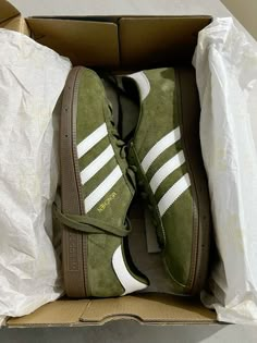 Olive Aesthetic, Adidas Gazelle Green, Green Gazelle, Shoe Room, Green Adidas, Lit Shoes, Mens Outfit Inspiration