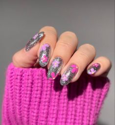 Glitter Nails Ideas Short, Nails French Tip Glitter, Glitter Nails Aesthetic, Tip Glitter Nails, Almond Glitter Nails, French Tip Glitter Nails, Glitter Nails French Tip, Glitter Nails Gold, Glitter Nails Red