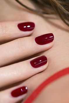 Un vernis semi-permanent révolutionnaire qui se retire comme un vernis, formulé à partir d'ingrédients bio-sourcés et une tenue jusqu'à 10 jours ! Jusqu'à 84% d'ingrédients d'origine naturelle Sans ingrédients toxiques Vegan et made in France Le semi Green Flash est un vernis à faire sécher avec une lampe adaptée Dark Red Nail Polish, Burgundy Nail Polish, Dark Red Nails, December Nails, Natural Nail Polish, Green Nail Polish, Red Nail Polish, Burgundy Nails, Red Nail