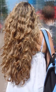 Super Long Wavy Hair, Future Nostalgia, Vacation Hairstyles, Hairstyles 2024, Viral On Tiktok, Wavy Haircuts, Styling Hair, Going Viral, Long Wavy Hair