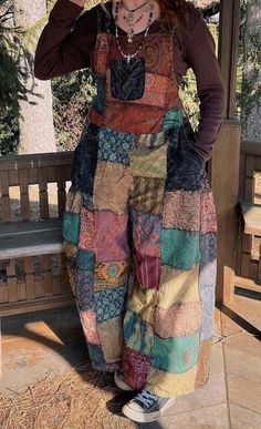 Patchwork Overalls Hippie, Patchwork Aesthetic Fashion, Patchwork Overalls Outfit, 70s Folk Aesthetic, Hippie Overalls Outfit, Earth Tone Summer Outfits, Boho Overalls Outfits, Patchwork Pants Outfit, Modern 70s Fashion