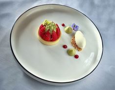 GÜRKAN KILINÇ on LinkedIn: #valrhona #chocolate #finedining #gaultmillau #organic #michelinstar… Strawberry Ganache, Strawberry Gel, Valrhona Chocolate, Strawberry Basil, Strawberry Tart, Gala Dinner, Pistachio, Basil