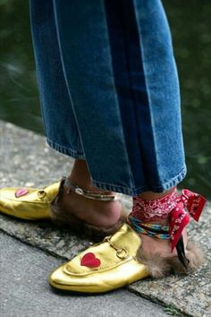 Gold crush: Love those shoes especially styled with those anklets! Go to tillysveaas.co.uk to just add some fine or chunky gold or sivler anklets to your ankles... 💥 Mules Outfit, Fashion Week Street Style, Classic Outfits, Mode Inspiration, Look Fashion, Chanel Bag, Me Too Shoes, Anklets