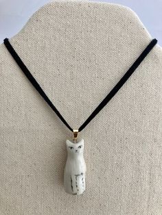 Handmade cat necklace made of white porcelain and hand-painted for individual cats-- theses are not made from replica molds! Unique gift for cat lovers, cat moms and cat dads -- or even for your own cat! Each clay cat pendant is painted with unique features and customized cat pendants are also available for an additional price (please send me a message on Etsy for more details).  I made these individual charms from porcelain clay that is durable and smooth to the touch. Unlike air-dry clay, porc Clay Necklace Pendant, Cat Memorial Jewelry, Pottery Necklace, Ceramic Pendant Necklace, Clay Cat, Ceramic Pendants, Ceramic Cat, Christmas Necklace, Cat Pendant