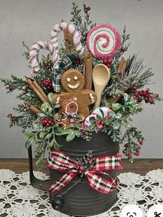 Gingerbread Flower Arrangement, Dcm Floral Designs, Gingerbread Floral Arrangement, Grater Crafts, Gingerbread Craft, Gingerbread House Ideas, Vintage Christmas Crafts, Gingerbread Christmas Decor, Diy Christmas Wreaths