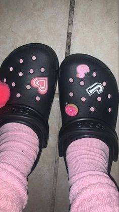 Black Crocs Outfit, High Heel Crocs, Uggs Slides, Crocs Ideas, Black Crocs, Outfit Idea