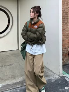 Comfy Uni Outfits, Neutral Street Style, Winter Outfits Ideas For Women, Aesthetic Winter Outfit, Korean Winter Outfits, Aesthetic Winter Outfits, Winter Outfits Ideas, Winter Outfits For Women, Japan Outfit