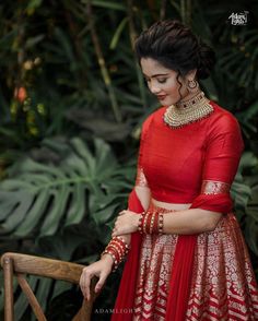 Crop Blouse Designs, Lehenga Red Bridal, Lehenga Blouse Design, Wedding Lehengas Bridal, Lehenga Banarasi, Bridal Wedding Lehenga, Red Bridal Lehenga, Best Indian Wedding Dresses