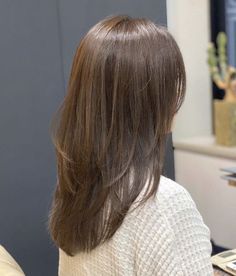 Trendy Haircut For Straight Hair, Long Layers Medium Length Hair Back View, Long Layer For Short Hair, Brunette Layered Hair Medium Straight, Short Length Hair With Layers Straight, Haircut Inspo For Straight Hair, Medium Length Hair With Layers For Fine Hair, Layered Straight Hair Medium, Haircuts That Dont Need Styling