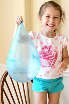 Play Recipe: Giant Reusable Bubbles - Twodaloo Rainbow Bubbles, Science Projects For Kids, Diy Funny, Childrens Crafts, Kid Activities, Science For Kids, Craft Activities For Kids, Science Projects, Kids Fun